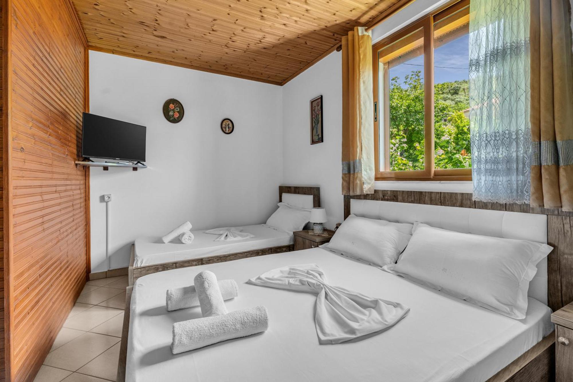 Guesthouse Emiljano Berat Exteriör bild